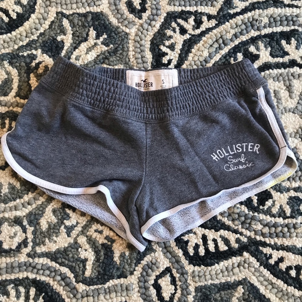 2 pairs of Hollister shorts